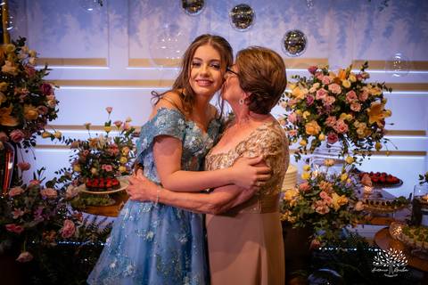 Noite especial – Analu – decoração impecável – debutante -talento -guitarrista – banda – surpresas 15 anos – dança pai – balada – balada -  pista-de-dança - memórias -  Antonio Rocha Fotografias – Engenho Eventos - Pelotas'