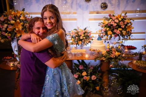 Noite especial – Analu – decoração impecável – debutante -talento -guitarrista – banda – surpresas 15 anos – dança pai – balada – balada -  pista-de-dança - memórias -  Antonio Rocha Fotografias – Engenho Eventos - Pelotas'