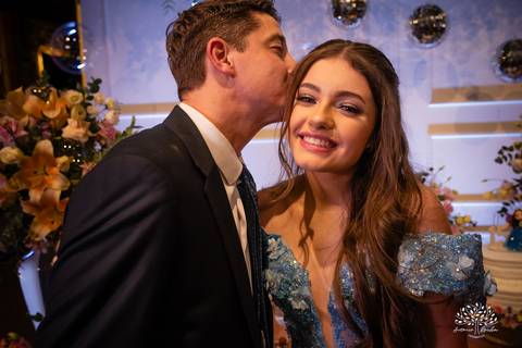 Noite especial – Analu – decoração impecável – debutante -talento -guitarrista – banda – surpresas 15 anos – dança pai – balada – balada -  pista-de-dança - memórias -  Antonio Rocha Fotografias – Engenho Eventos - Pelotas'