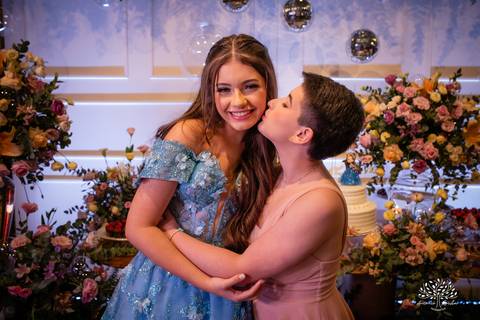 Noite especial – Analu – decoração impecável – debutante -talento -guitarrista – banda – surpresas 15 anos – dança pai – balada – balada -  pista-de-dança - memórias -  Antonio Rocha Fotografias – Engenho Eventos - Pelotas'