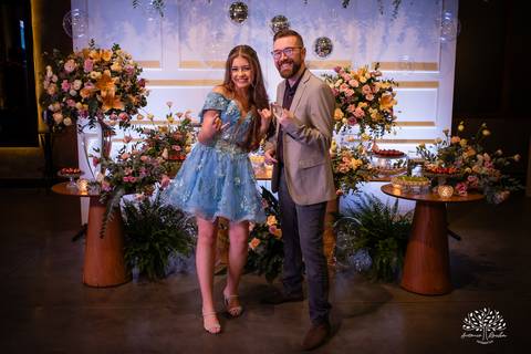 Noite especial – Analu – decoração impecável – debutante -talento -guitarrista – banda – surpresas 15 anos – dança pai – balada – balada -  pista-de-dança - memórias -  Antonio Rocha Fotografias – Engenho Eventos - Pelotas'