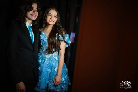 Noite especial – Analu – decoração impecável – debutante -talento -guitarrista – banda – surpresas 15 anos – dança pai – balada – balada -  pista-de-dança - memórias -  Antonio Rocha Fotografias – Engenho Eventos - Pelotas'