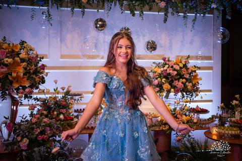 Noite especial – Analu – decoração impecável – debutante -talento -guitarrista – banda – surpresas 15 anos – dança pai – balada – balada -  pista-de-dança - memórias -  Antonio Rocha Fotografias – Engenho Eventos - Pelotas'