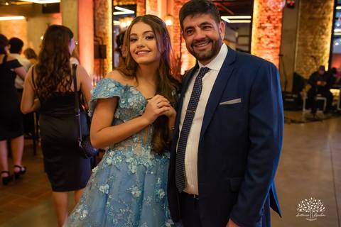 Noite especial – Analu – decoração impecável – debutante -talento -guitarrista – banda – surpresas 15 anos – dança pai – balada – balada -  pista-de-dança - memórias -  Antonio Rocha Fotografias – Engenho Eventos - Pelotas'