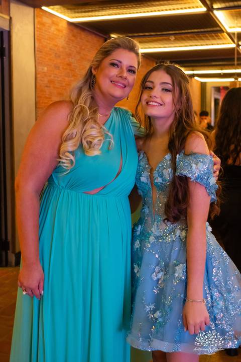 Noite especial – Analu – decoração impecável – debutante -talento -guitarrista – banda – surpresas 15 anos – dança pai – balada – balada -  pista-de-dança - memórias -  Antonio Rocha Fotografias – Engenho Eventos - Pelotas'