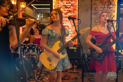 Noite especial – Analu – decoração impecável – debutante -talento -guitarrista – banda – surpresas 15 anos – dança pai – balada – balada -  pista-de-dança - memórias -  Antonio Rocha Fotografias – Engenho Eventos - Pelotas'
