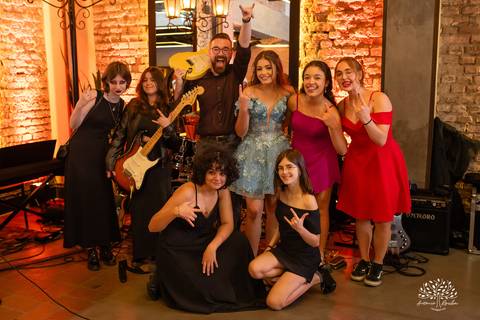 Noite especial – Analu – decoração impecável – debutante -talento -guitarrista – banda – surpresas 15 anos – dança pai – balada – balada -  pista-de-dança - memórias -  Antonio Rocha Fotografias – Engenho Eventos - Pelotas'