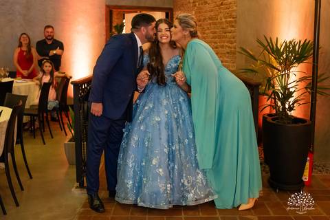 Noite especial – Analu – decoração impecável – debutante -talento -guitarrista – banda – surpresas 15 anos – dança pai – balada – balada -  pista-de-dança - memórias -  Antonio Rocha Fotografias – Engenho Eventos - Pelotas'