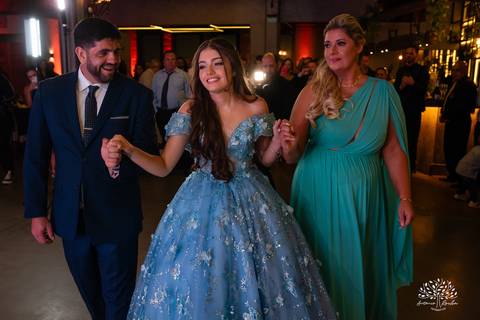 Noite especial – Analu – decoração impecável – debutante -talento -guitarrista – banda – surpresas 15 anos – dança pai – balada – balada -  pista-de-dança - memórias -  Antonio Rocha Fotografias – Engenho Eventos - Pelotas'