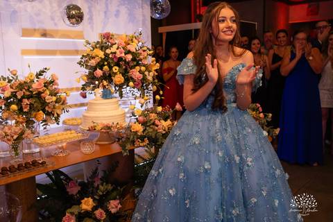 Noite especial – Analu – decoração impecável – debutante -talento -guitarrista – banda – surpresas 15 anos – dança pai – balada – balada -  pista-de-dança - memórias -  Antonio Rocha Fotografias – Engenho Eventos - Pelotas'