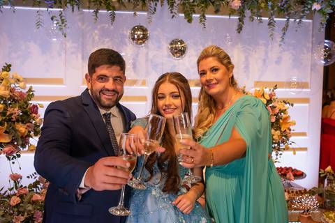 Noite especial – Analu – decoração impecável – debutante -talento -guitarrista – banda – surpresas 15 anos – dança pai – balada – balada -  pista-de-dança - memórias -  Antonio Rocha Fotografias – Engenho Eventos - Pelotas'