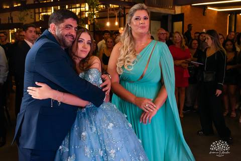 Noite especial – Analu – decoração impecável – debutante -talento -guitarrista – banda – surpresas 15 anos – dança pai – balada – balada -  pista-de-dança - memórias -  Antonio Rocha Fotografias – Engenho Eventos - Pelotas'