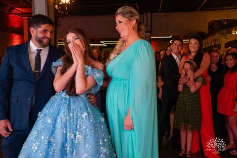 Noite especial – Analu – decoração impecável – debutante -talento -guitarrista – banda – surpresas 15 anos – dança pai – balada – balada -  pista-de-dança - memórias -  Antonio Rocha Fotografias – Engenho Eventos - Pelotas'