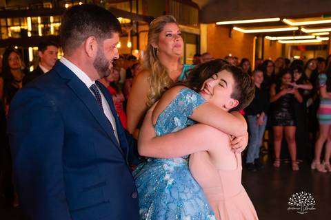 Noite especial – Analu – decoração impecável – debutante -talento -guitarrista – banda – surpresas 15 anos – dança pai – balada – balada -  pista-de-dança - memórias -  Antonio Rocha Fotografias – Engenho Eventos - Pelotas'