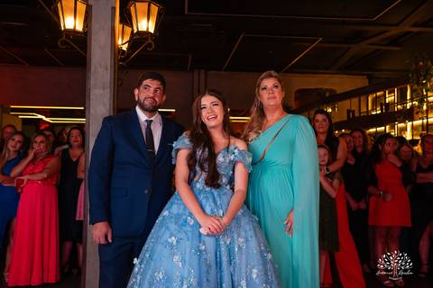 Noite especial – Analu – decoração impecável – debutante -talento -guitarrista – banda – surpresas 15 anos – dança pai – balada – balada -  pista-de-dança - memórias -  Antonio Rocha Fotografias – Engenho Eventos - Pelotas'