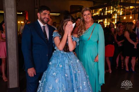 Noite especial – Analu – decoração impecável – debutante -talento -guitarrista – banda – surpresas 15 anos – dança pai – balada – balada -  pista-de-dança - memórias -  Antonio Rocha Fotografias – Engenho Eventos - Pelotas'