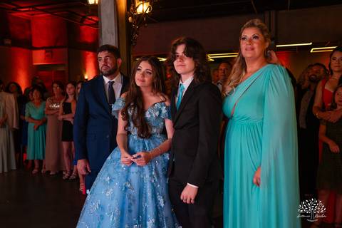 Noite especial – Analu – decoração impecável – debutante -talento -guitarrista – banda – surpresas 15 anos – dança pai – balada – balada -  pista-de-dança - memórias -  Antonio Rocha Fotografias – Engenho Eventos - Pelotas'