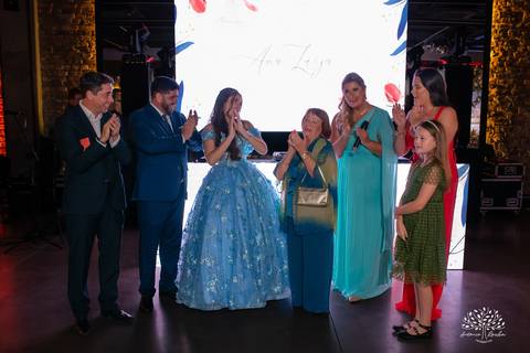 Noite especial – Analu – decoração impecável – debutante -talento -guitarrista – banda – surpresas 15 anos – dança pai – balada – balada -  pista-de-dança - memórias -  Antonio Rocha Fotografias – Engenho Eventos - Pelotas'