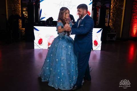 Noite especial – Analu – decoração impecável – debutante -talento -guitarrista – banda – surpresas 15 anos – dança pai – balada – balada -  pista-de-dança - memórias -  Antonio Rocha Fotografias – Engenho Eventos - Pelotas'