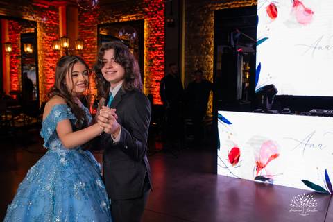 Noite especial – Analu – decoração impecável – debutante -talento -guitarrista – banda – surpresas 15 anos – dança pai – balada – balada -  pista-de-dança - memórias -  Antonio Rocha Fotografias – Engenho Eventos - Pelotas'