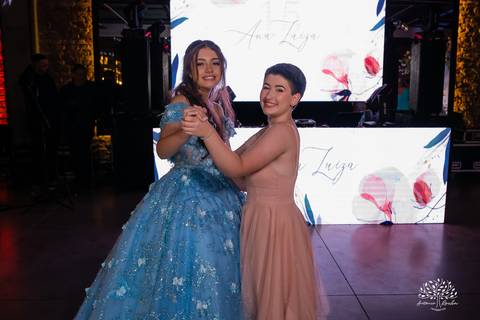 Noite especial – Analu – decoração impecável – debutante -talento -guitarrista – banda – surpresas 15 anos – dança pai – balada – balada -  pista-de-dança - memórias -  Antonio Rocha Fotografias – Engenho Eventos - Pelotas'
