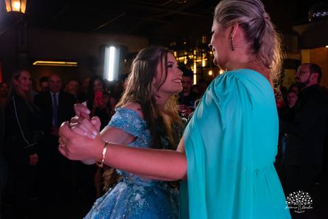 Noite especial – Analu – decoração impecável – debutante -talento -guitarrista – banda – surpresas 15 anos – dança pai – balada – balada -  pista-de-dança - memórias -  Antonio Rocha Fotografias – Engenho Eventos - Pelotas'