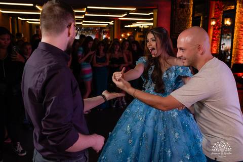 Noite especial – Analu – decoração impecável – debutante -talento -guitarrista – banda – surpresas 15 anos – dança pai – balada – balada -  pista-de-dança - memórias -  Antonio Rocha Fotografias – Engenho Eventos - Pelotas'