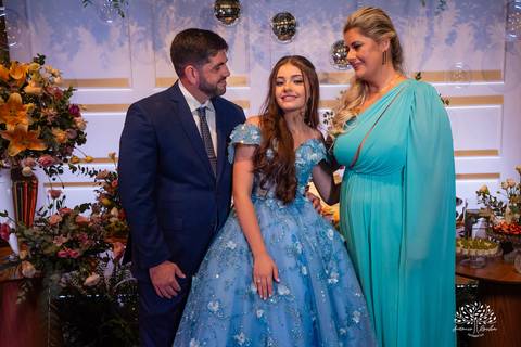 Noite especial – Analu – decoração impecável – debutante -talento -guitarrista – banda – surpresas 15 anos – dança pai – balada – balada -  pista-de-dança - memórias -  Antonio Rocha Fotografias – Engenho Eventos - Pelotas'