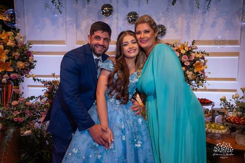 Noite especial – Analu – decoração impecável – debutante -talento -guitarrista – banda – surpresas 15 anos – dança pai – balada – balada -  pista-de-dança - memórias -  Antonio Rocha Fotografias – Engenho Eventos - Pelotas'