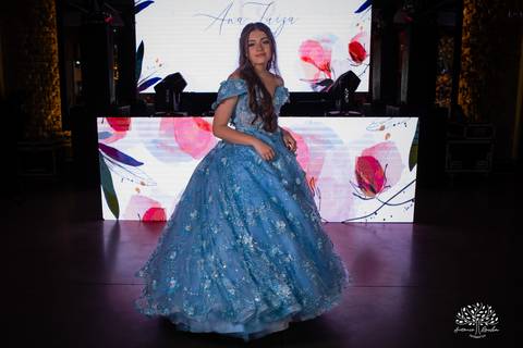 Noite especial – Analu – decoração impecável – debutante -talento -guitarrista – banda – surpresas 15 anos – dança pai – balada – balada -  pista-de-dança - memórias -  Antonio Rocha Fotografias – Engenho Eventos - Pelotas'