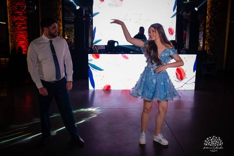 Noite especial – Analu – decoração impecável – debutante -talento -guitarrista – banda – surpresas 15 anos – dança pai – balada – balada -  pista-de-dança - memórias -  Antonio Rocha Fotografias – Engenho Eventos - Pelotas'