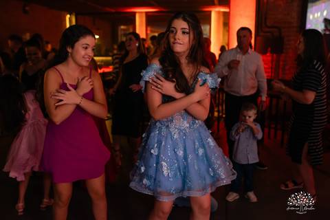 Noite especial – Analu – decoração impecável – debutante -talento -guitarrista – banda – surpresas 15 anos – dança pai – balada – balada -  pista-de-dança - memórias -  Antonio Rocha Fotografias – Engenho Eventos - Pelotas'