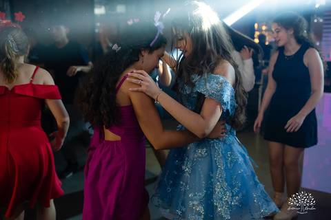 Noite especial – Analu – decoração impecável – debutante -talento -guitarrista – banda – surpresas 15 anos – dança pai – balada – balada -  pista-de-dança - memórias -  Antonio Rocha Fotografias – Engenho Eventos - Pelotas'