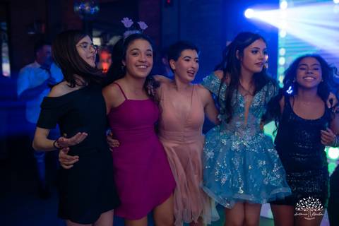 Noite especial – Analu – decoração impecável – debutante -talento -guitarrista – banda – surpresas 15 anos – dança pai – balada – balada -  pista-de-dança - memórias -  Antonio Rocha Fotografias – Engenho Eventos - Pelotas'