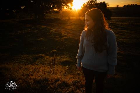 ensaio - pré-festa - 15 anos - debutante - Maitê - café Cúrcuma - risos - personalidade - Monte Bonito - raízes - essência - família - verdade - conexão - momentos únicos - preparação - festa - confiança - carinho - Antonio Rocha Fotografias'