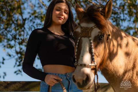 ensaio externo de 15 anos - Bruna - conexão com a natureza - fotos com égua - pré-festa de debutante - fotografia ao ar livre - céu azul  - celebração de 15 anos - Antonio Rocha Fotografias - São Lourenço do Sul - Pelotas - Festa de 15 anos - Debutante'