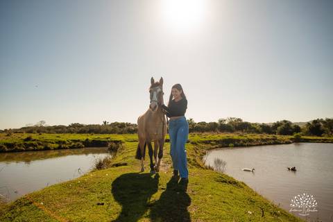 ensaio externo de 15 anos - Bruna - conexão com a natureza - fotos com égua - pré-festa de debutante - fotografia ao ar livre - céu azul  - celebração de 15 anos - Antonio Rocha Fotografias - São Lourenço do Sul - Pelotas - Festa de 15 anos - Debutante'
