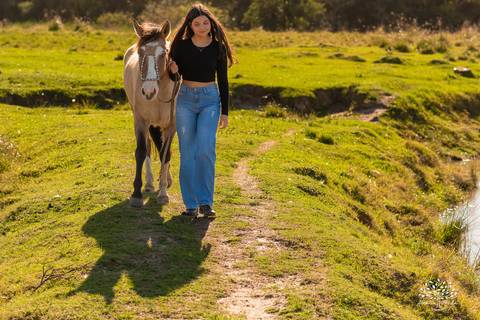 ensaio externo de 15 anos - Bruna - conexão com a natureza - fotos com égua - pré-festa de debutante - fotografia ao ar livre - céu azul  - celebração de 15 anos - Antonio Rocha Fotografias - São Lourenço do Sul - Pelotas - Festa de 15 anos - Debutante'