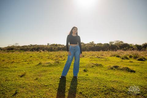 ensaio externo de 15 anos - Bruna - conexão com a natureza - fotos com égua - pré-festa de debutante - fotografia ao ar livre - céu azul  - celebração de 15 anos - Antonio Rocha Fotografias - São Lourenço do Sul - Pelotas - Festa de 15 anos - Debutante'