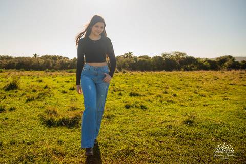 ensaio externo de 15 anos - Bruna - conexão com a natureza - fotos com égua - pré-festa de debutante - fotografia ao ar livre - céu azul  - celebração de 15 anos - Antonio Rocha Fotografias - São Lourenço do Sul - Pelotas - Festa de 15 anos - Debutante'