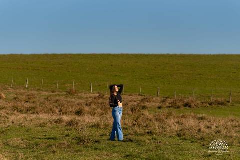 ensaio externo de 15 anos - Bruna - conexão com a natureza - fotos com égua - pré-festa de debutante - fotografia ao ar livre - céu azul  - celebração de 15 anos - Antonio Rocha Fotografias - São Lourenço do Sul - Pelotas - Festa de 15 anos - Debutante'