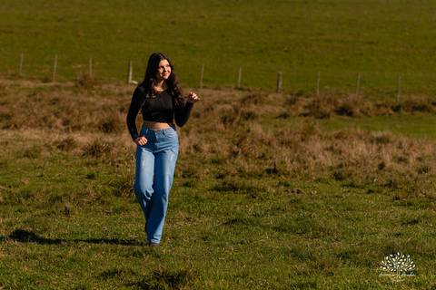 ensaio externo de 15 anos - Bruna - conexão com a natureza - fotos com égua - pré-festa de debutante - fotografia ao ar livre - céu azul  - celebração de 15 anos - Antonio Rocha Fotografias - São Lourenço do Sul - Pelotas - Festa de 15 anos - Debutante'