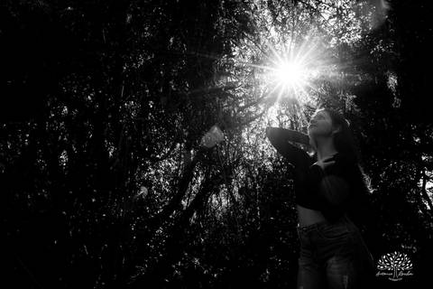 ensaio externo de 15 anos - Bruna - conexão com a natureza - fotos com égua - pré-festa de debutante - fotografia ao ar livre - céu azul  - celebração de 15 anos - Antonio Rocha Fotografias - São Lourenço do Sul - Pelotas - Festa de 15 anos - Debutante'