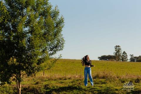 ensaio externo de 15 anos - Bruna - conexão com a natureza - fotos com égua - pré-festa de debutante - fotografia ao ar livre - céu azul  - celebração de 15 anos - Antonio Rocha Fotografias - São Lourenço do Sul - Pelotas - Festa de 15 anos - Debutante'