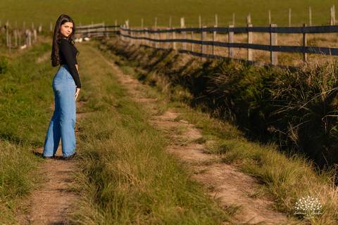 ensaio externo de 15 anos - Bruna - conexão com a natureza - fotos com égua - pré-festa de debutante - fotografia ao ar livre - céu azul  - celebração de 15 anos - Antonio Rocha Fotografias - São Lourenço do Sul - Pelotas - Festa de 15 anos - Debutante'