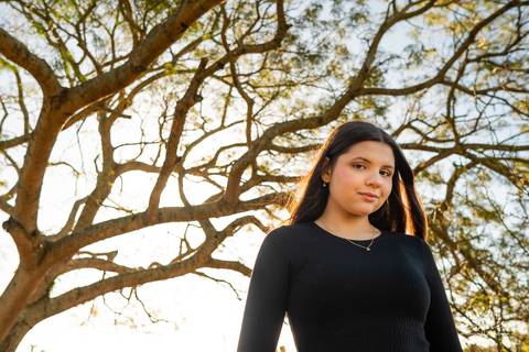ensaio externo de 15 anos - Bruna - conexão com a natureza - fotos com égua - pré-festa de debutante - fotografia ao ar livre - céu azul  - celebração de 15 anos - Antonio Rocha Fotografias - São Lourenço do Sul - Pelotas - Festa de 15 anos - Debutante'
