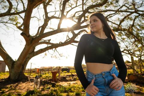 ensaio externo de 15 anos - Bruna - conexão com a natureza - fotos com égua - pré-festa de debutante - fotografia ao ar livre - céu azul  - celebração de 15 anos - Antonio Rocha Fotografias - São Lourenço do Sul - Pelotas - Festa de 15 anos - Debutante'