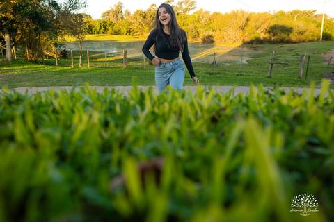 ensaio externo de 15 anos - Bruna - conexão com a natureza - fotos com égua - pré-festa de debutante - fotografia ao ar livre - céu azul  - celebração de 15 anos - Antonio Rocha Fotografias - São Lourenço do Sul - Pelotas - Festa de 15 anos - Debutante'