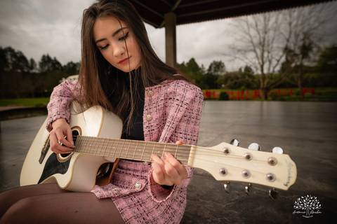 ensaio de 15 anos - fotografia de debutante - Ana Julia - violão José Bezerra - chácara da família Fiss - vestido de princesa - fotos de 15 anos - Antonio Rocha Fotografias -  memórias de 15 anos - sessão de fotos - Pelotas - Ensaio Externo - Cabine'