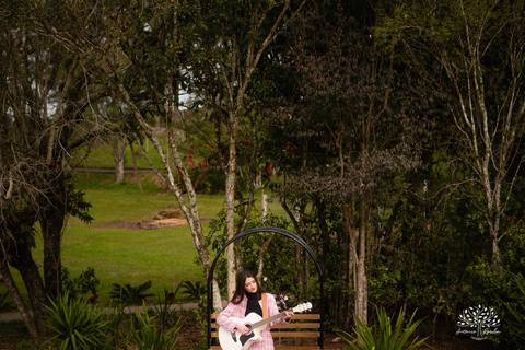ensaio de 15 anos - fotografia de debutante - Ana Julia - violão José Bezerra - chácara da família Fiss - vestido de princesa - fotos de 15 anos - Antonio Rocha Fotografias -  memórias de 15 anos - sessão de fotos - Pelotas - Ensaio Externo - Cabine'